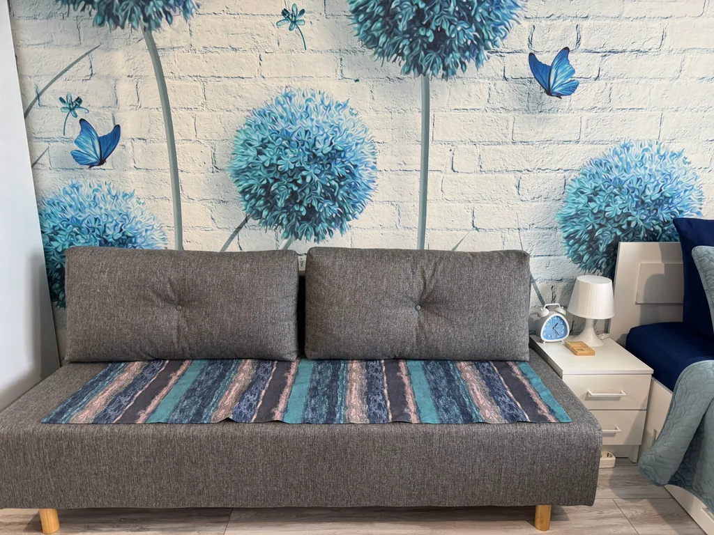 Уютная квартира-студия с большой кроватью и диваном