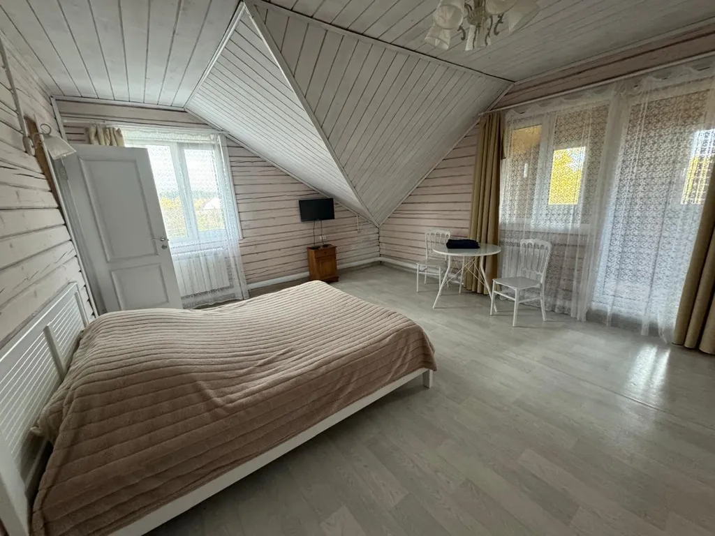 Деревянный коттедж с большой территорией рядом с городом