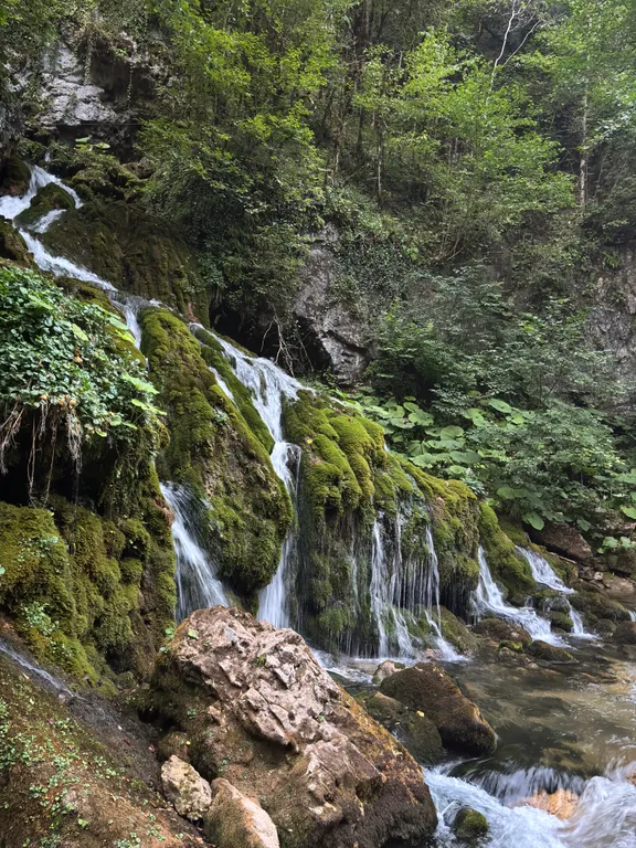 Дом А-фрейм с видом на горы и пруд