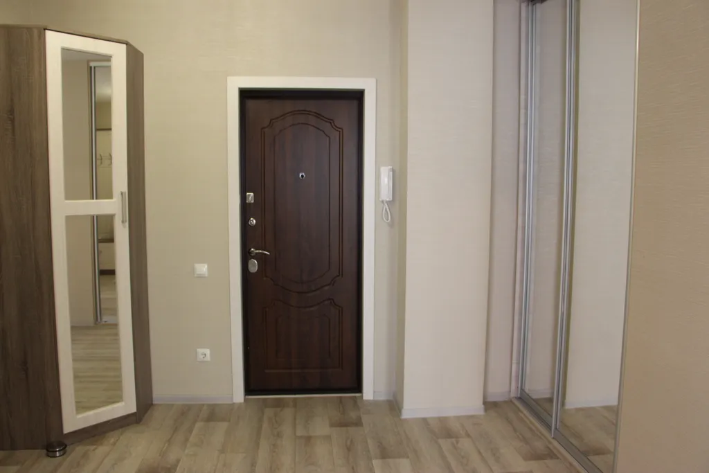 Просторная и комфортабельная евродвушка с балдахином над кроватью