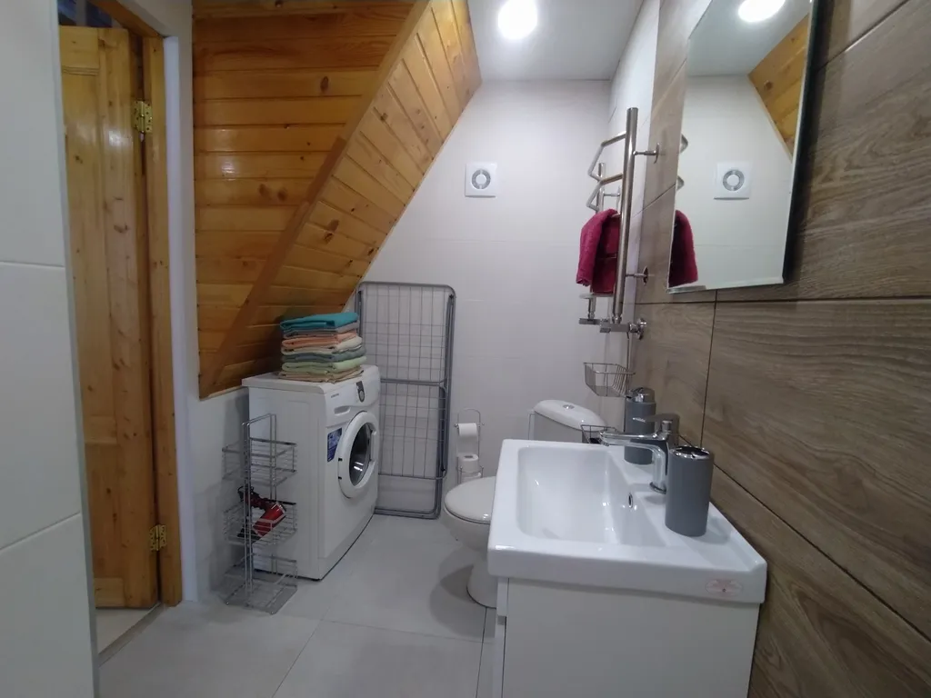 Дом через сосновый лес у Балтийского моря