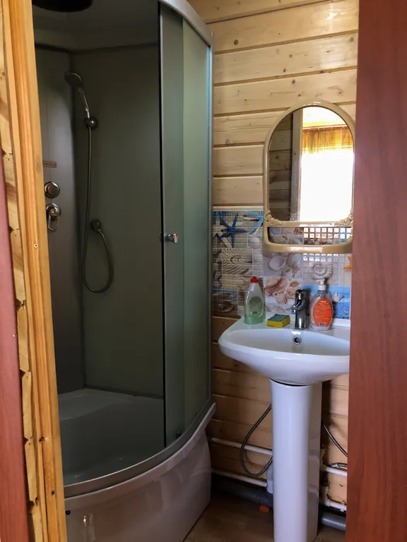 Половина домика с видом на горы