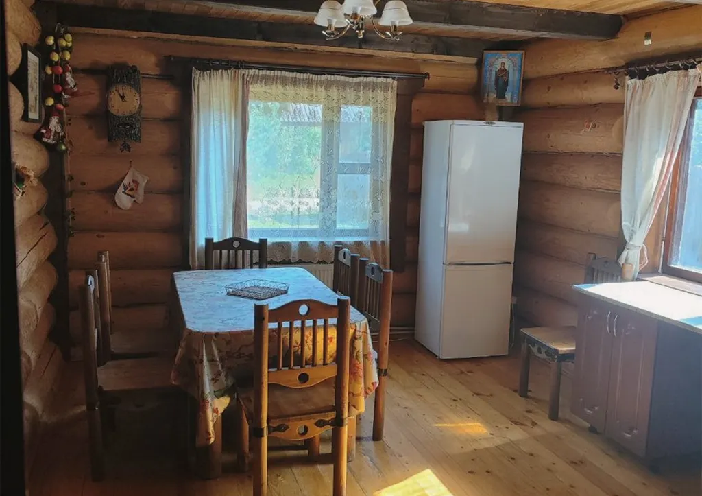 Бревенчатый коттедж на озере Селигер