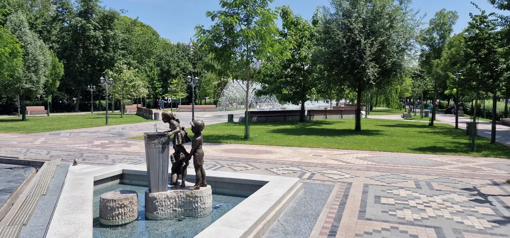 3-комнатная квартира с видом на парк у площади Республика