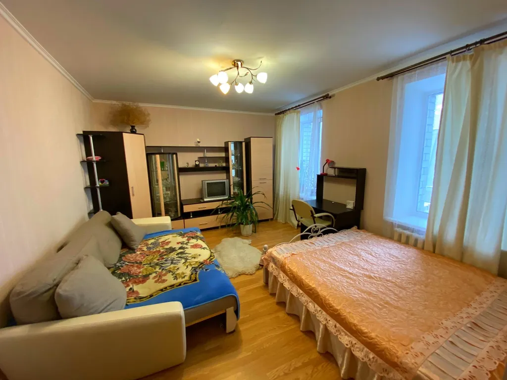 Дом с часами на площади Партизан