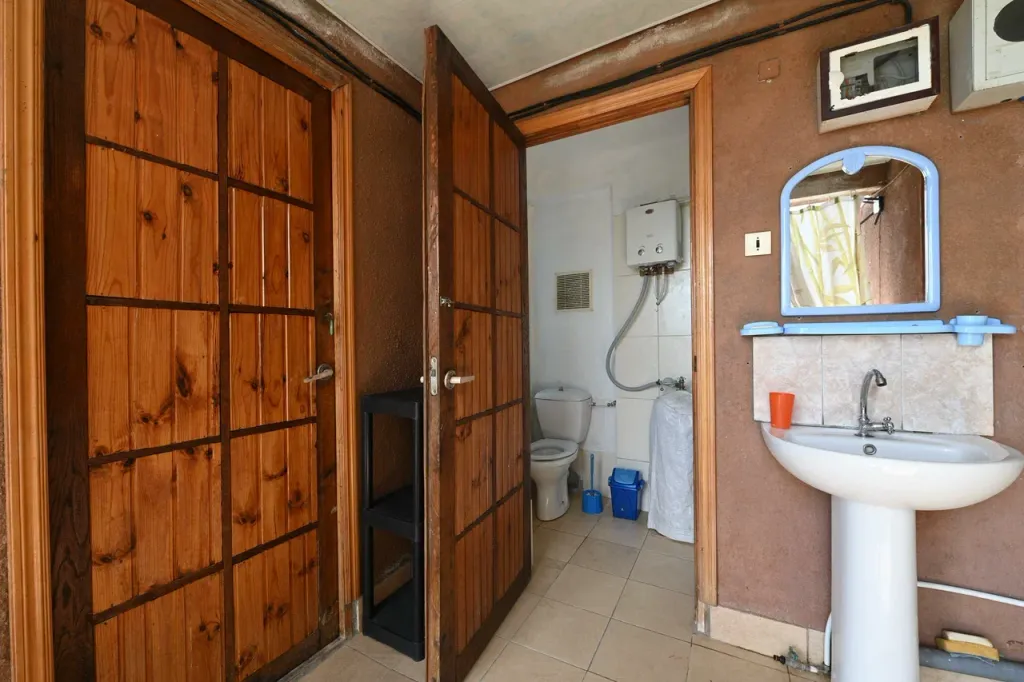 Домик-эконом с террасой и видом на море и горы