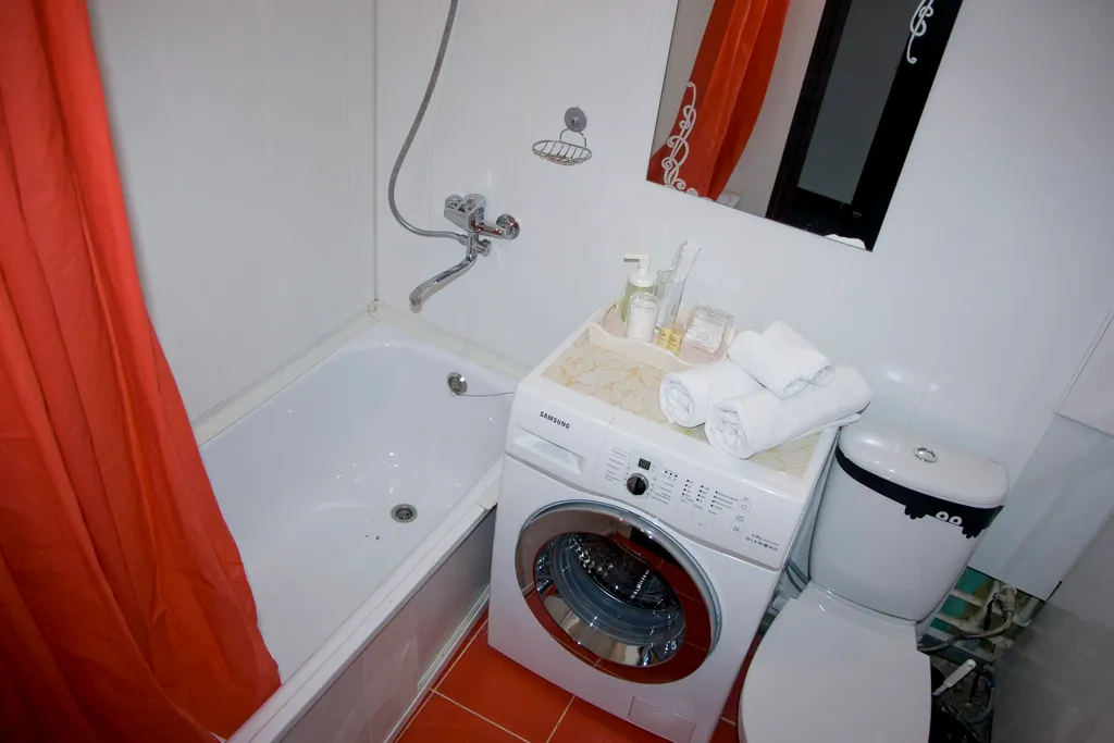 Яркая теплая студия с красным диваном