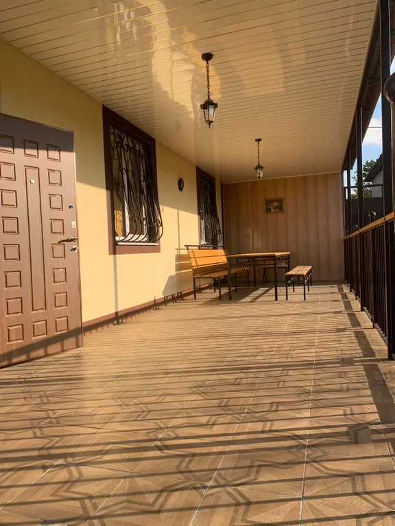 Двухэтажный дом с бассейном, верандой и видом на горы