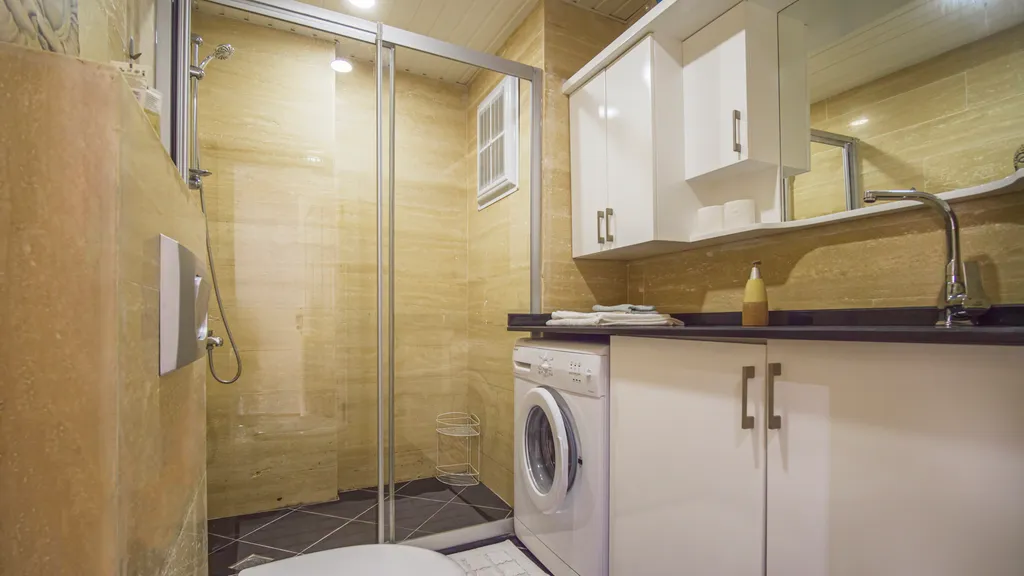 Семейная квартира с бассейном рядом с морем