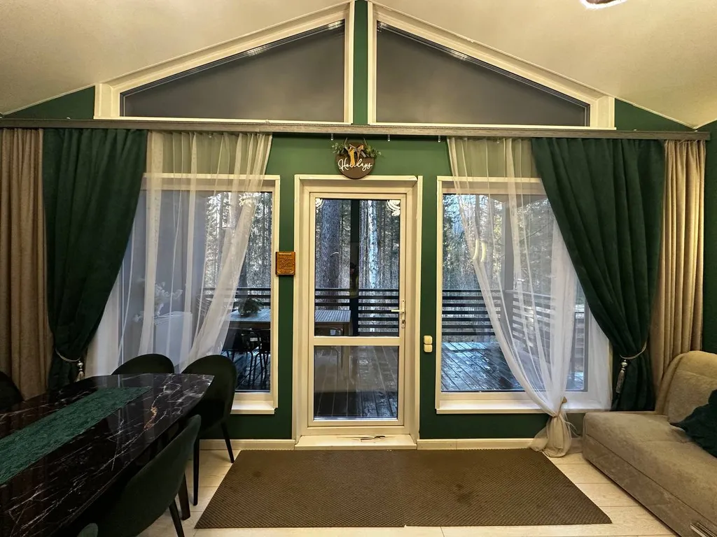 Дом в черте города в лесу