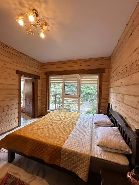 Роскошный эко дом Аквамарин с террасой у водопада и леса