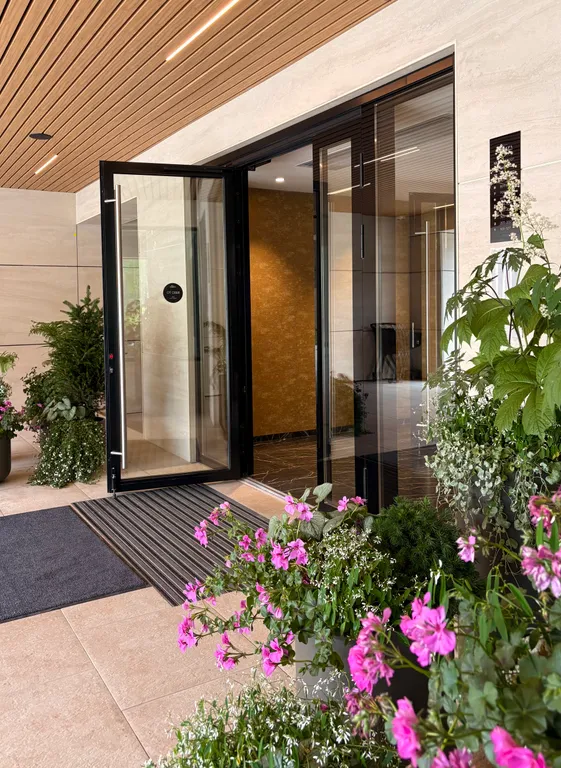 Студия с лоджией на заливе в комплексе с подогреваемым бассейном