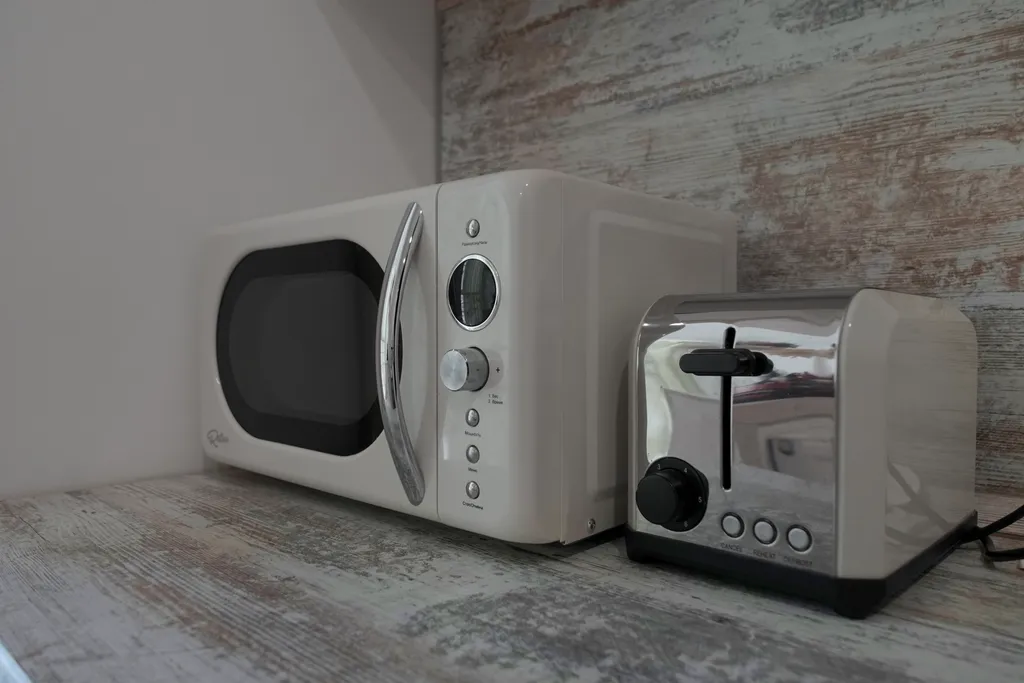 Белая квартира с камином