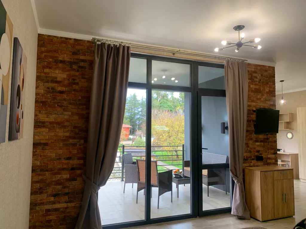 Комфортабельный дом с бассейном с видом на горы