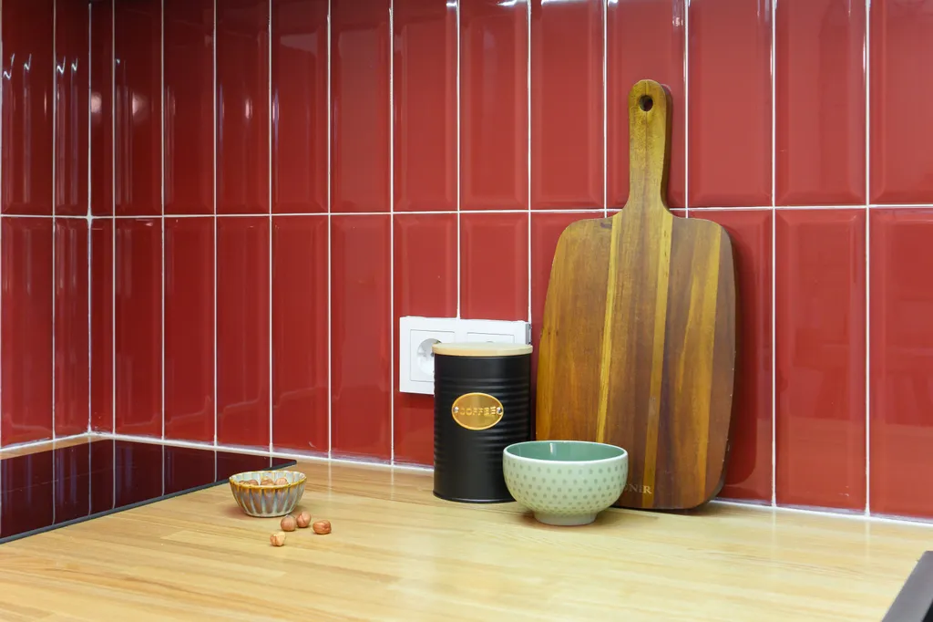 Bишневый aтлac — яркая квартира с биокамином