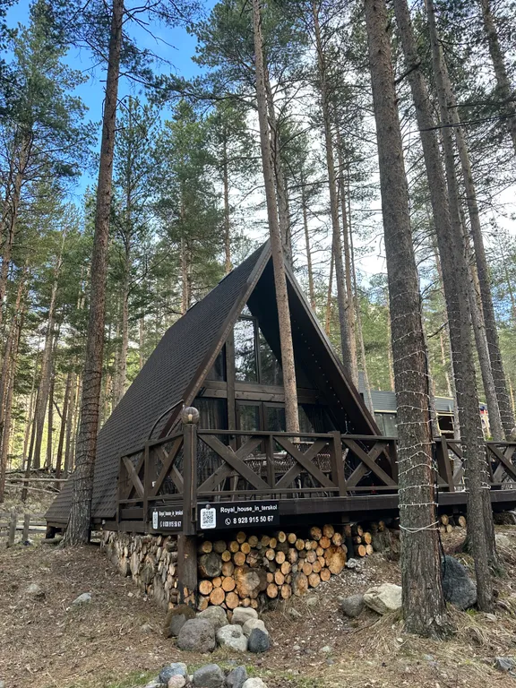 Сказочный дом в лесу с видом на горы