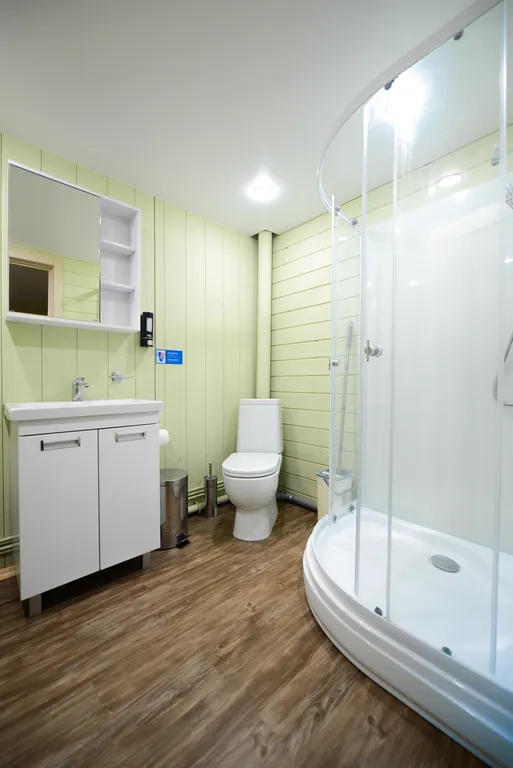 Большой коттедж на берегу из двух частей