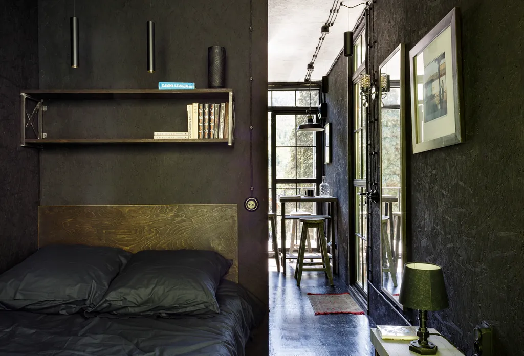 Домик на лесном склоне с видом на горы