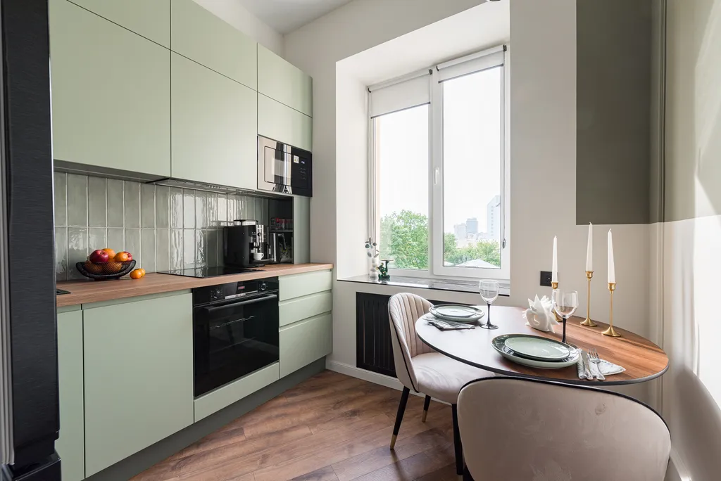 Сталинка после ремонта с видом на главный проспект и закаты