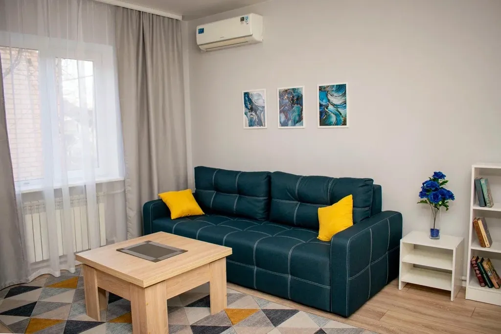 Дом сапфир с бассейном в центре