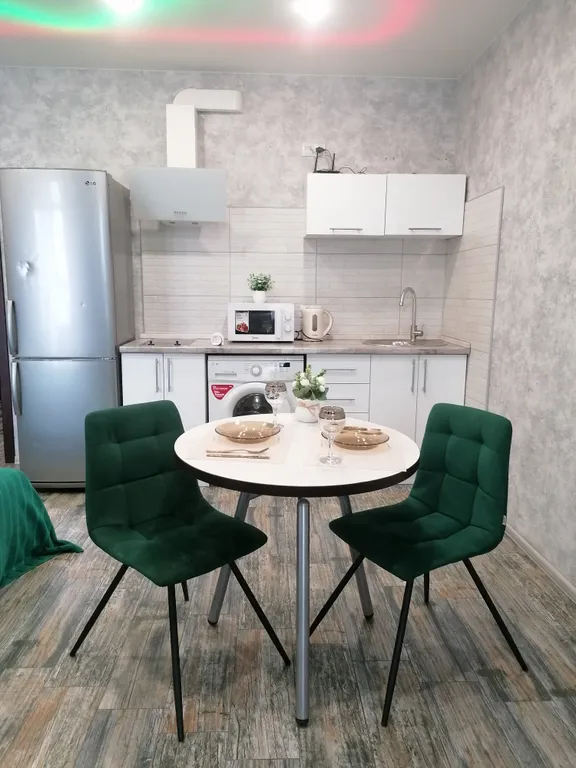 Современная студия с огромной ванной