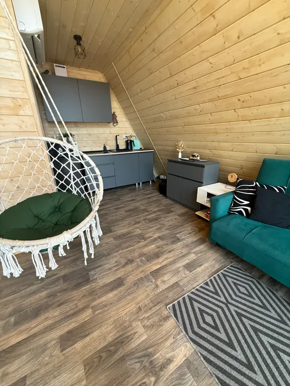 Уютный домик на берегу реки с горячим чаном