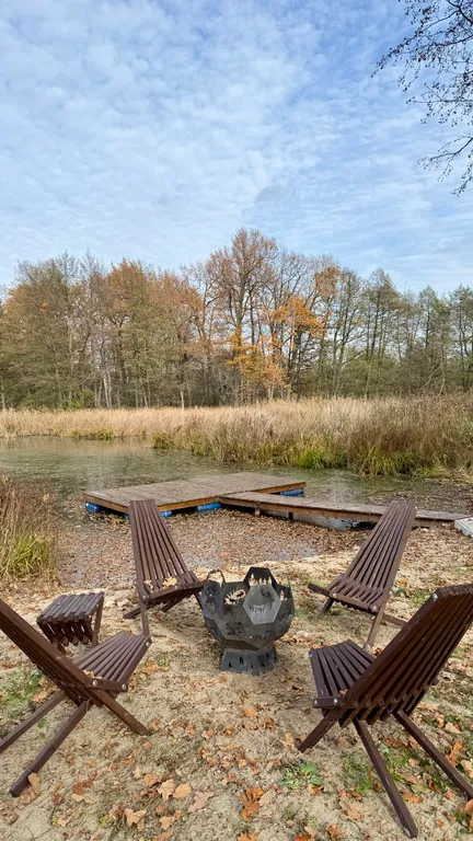 Уютный дом в лесу у озера вблизи от города