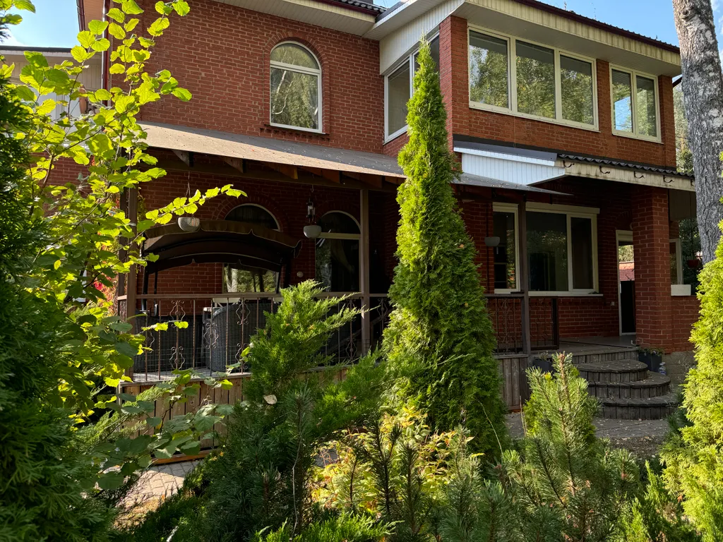 Дом с бассейном, сауной, возле леса для семейного отдыха