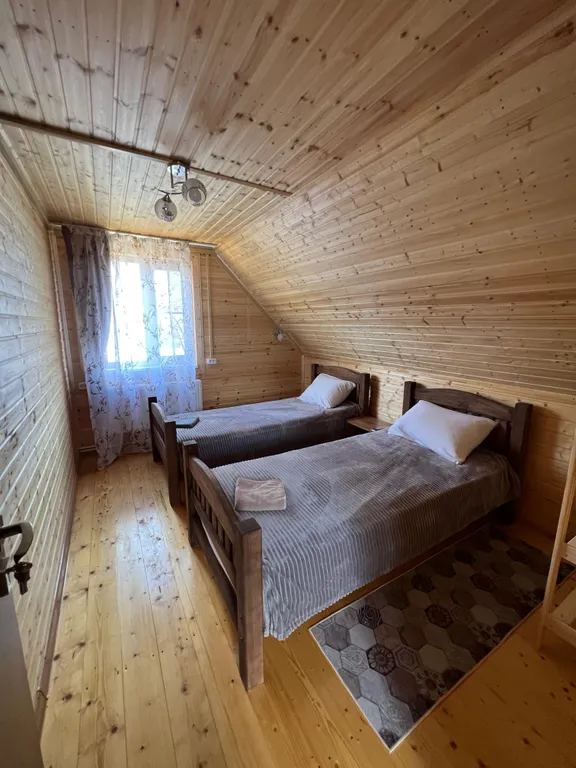 Уютный деревянный домик с видом на реку