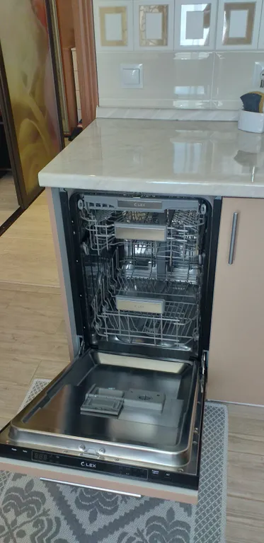 Уютная двухкомнатная квартира в спокойном районе, с кроватью и диваном