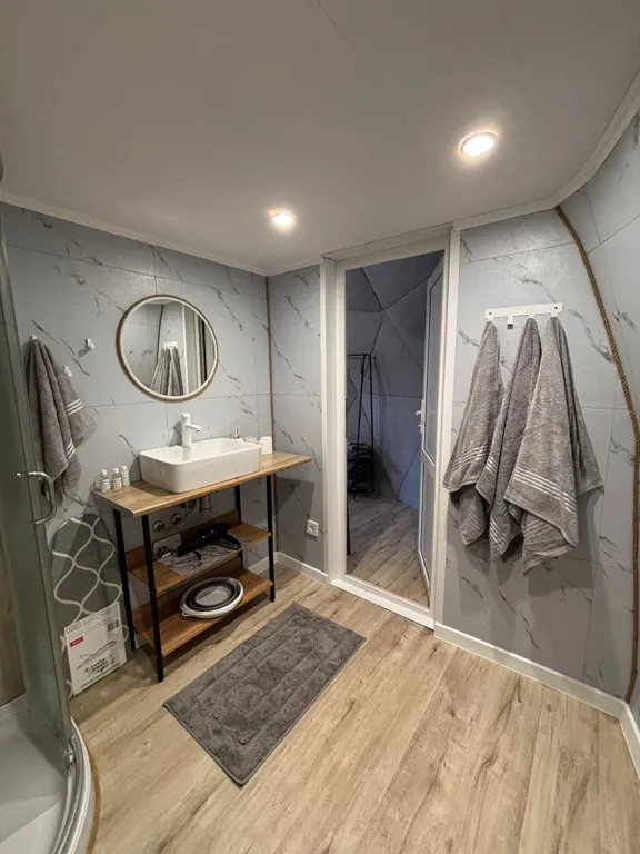 Уютная сфера на побережье