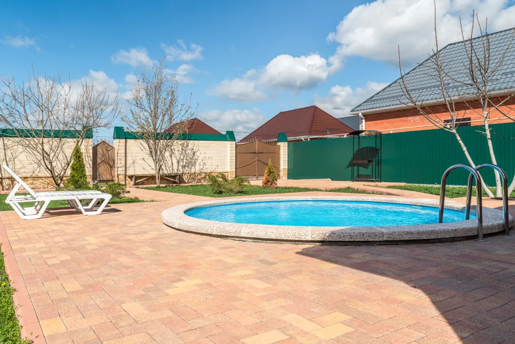 Дом с теплым бассейном и баней для загородного отдыха Южная Резиденция