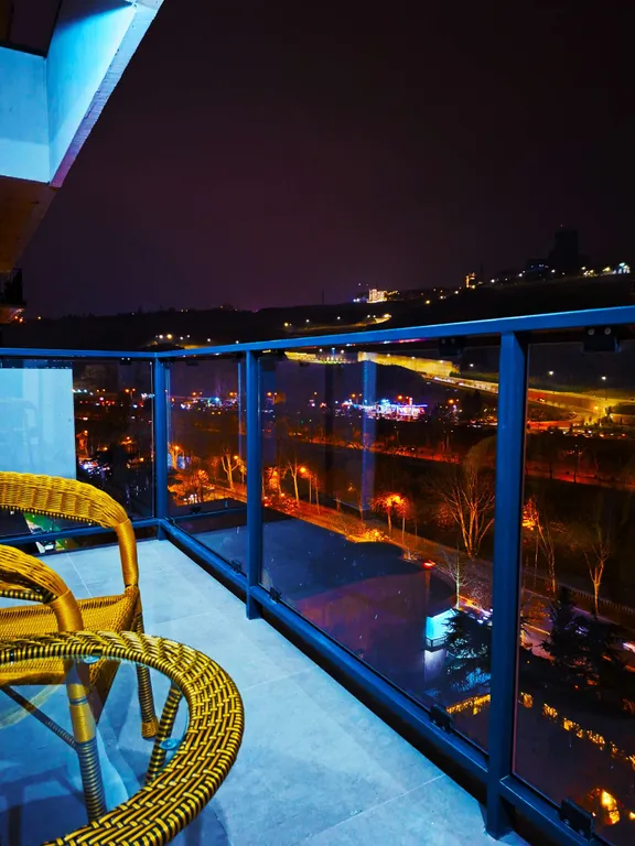 Просторная трехкомнатная квартира в центре Тбилиси с видом на рекуКуру