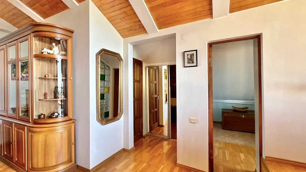 Дом у моря с личным парком, бассейном и сауной