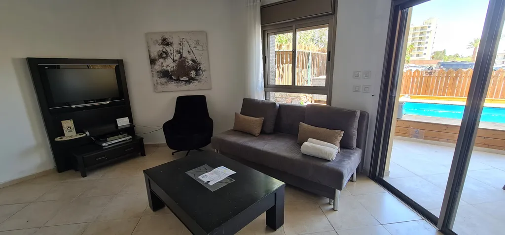 Квартира с чястном бассейном