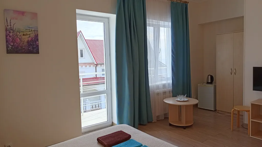 Трёхместная комната с санузлом и видом на море