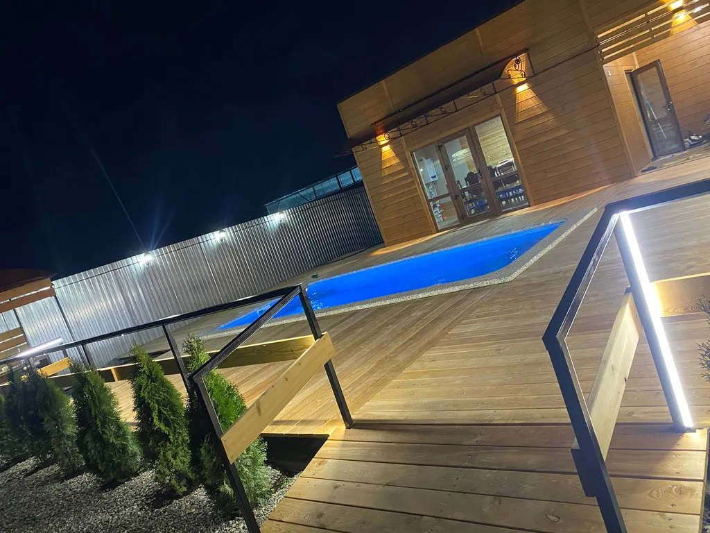 Деревянный домик Nur house с подогреваемым бассейном