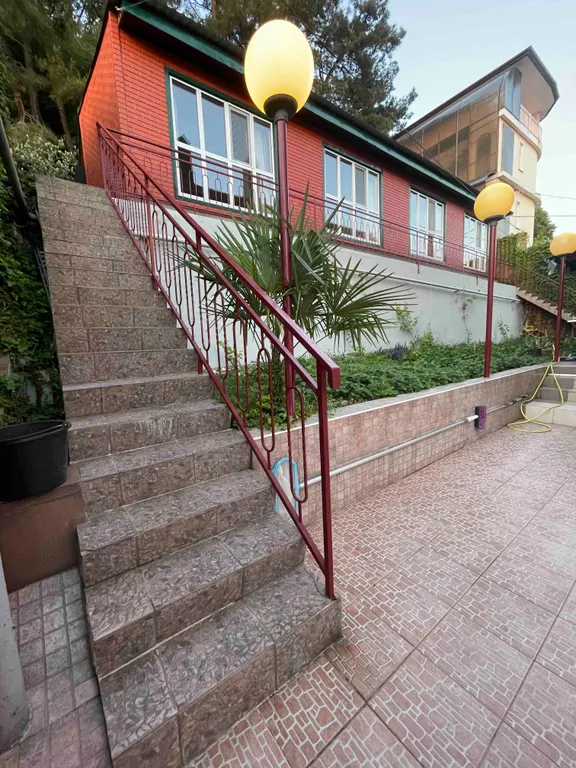 Часть жилого дома с бассейном