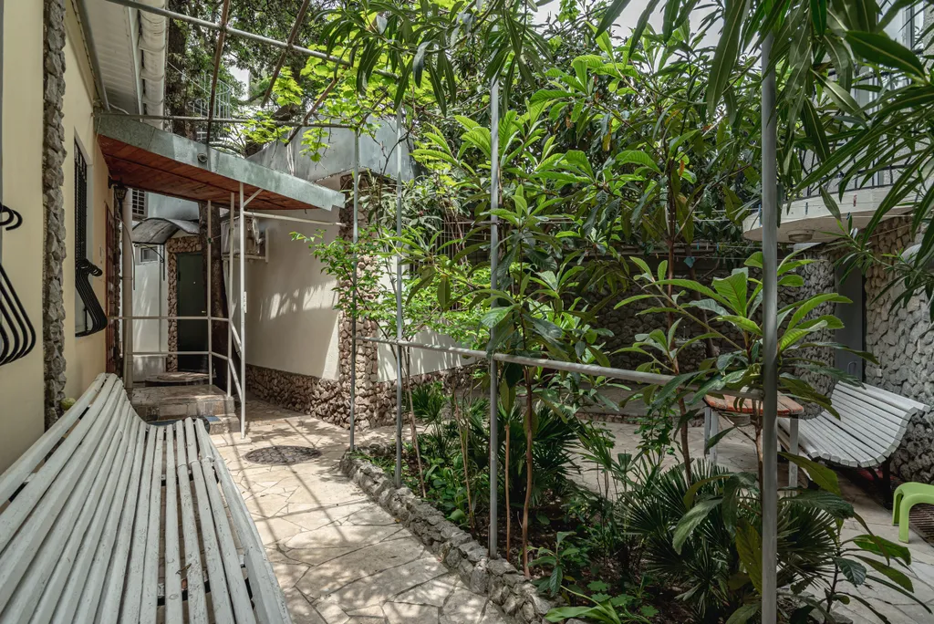 Уютный домик с двориком в центре города у моря