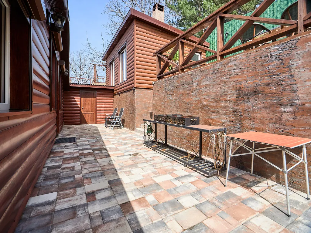 Домик с сауной и беседкой