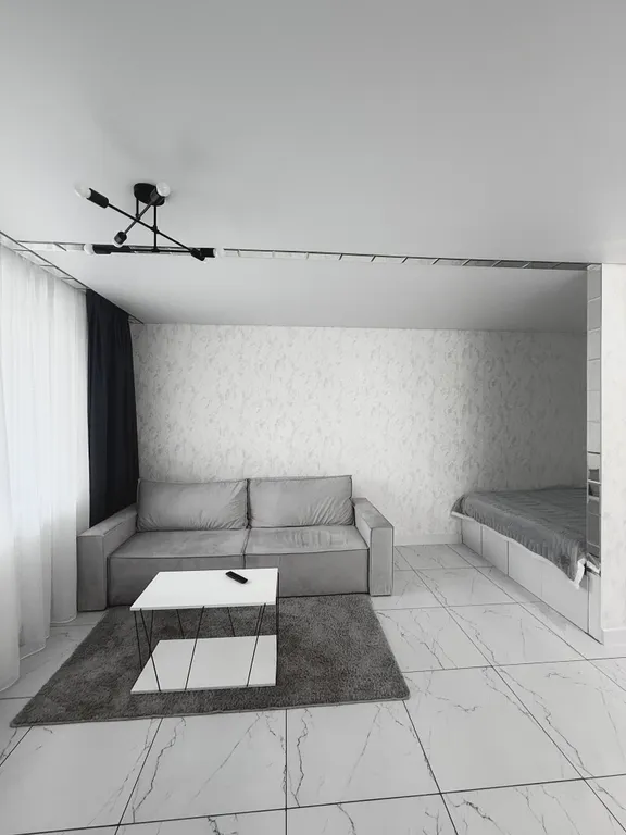 Новый дом в центре города. Елка и сервировка есть