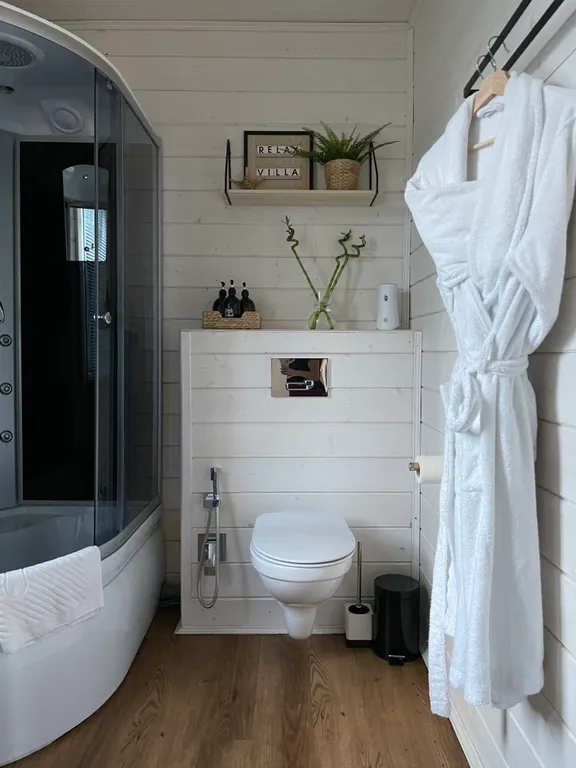 Вилла с банным чаном на берегу водоёма