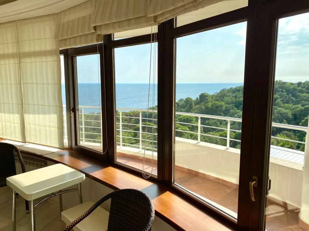 Квартира-студия с видом на море, парк Чаир и гору Ай-Петри