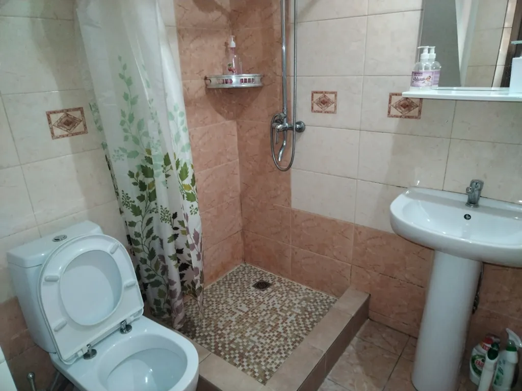 Танхаус камином трёхэтажный, с балконом, 3 комнаты не изолированные.