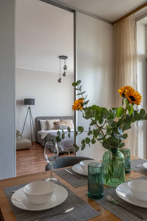 Не в отеле, а в квартире