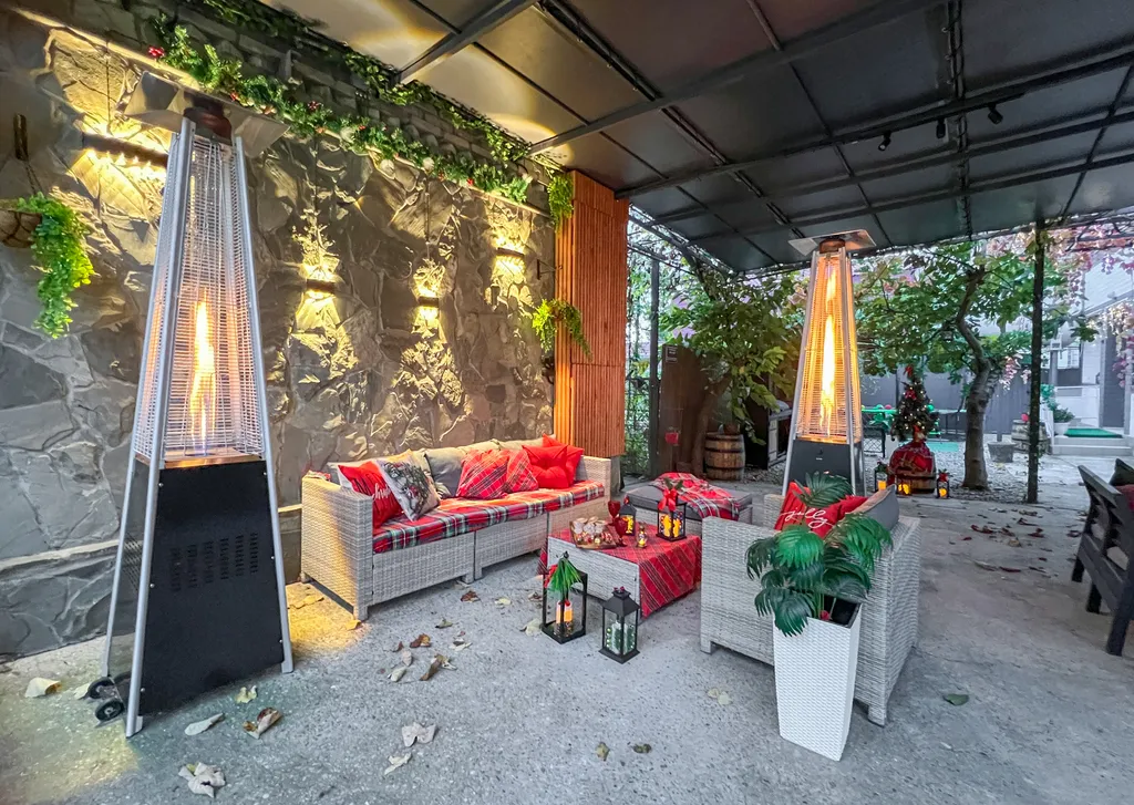 Дом сапфир с бассейном в центре