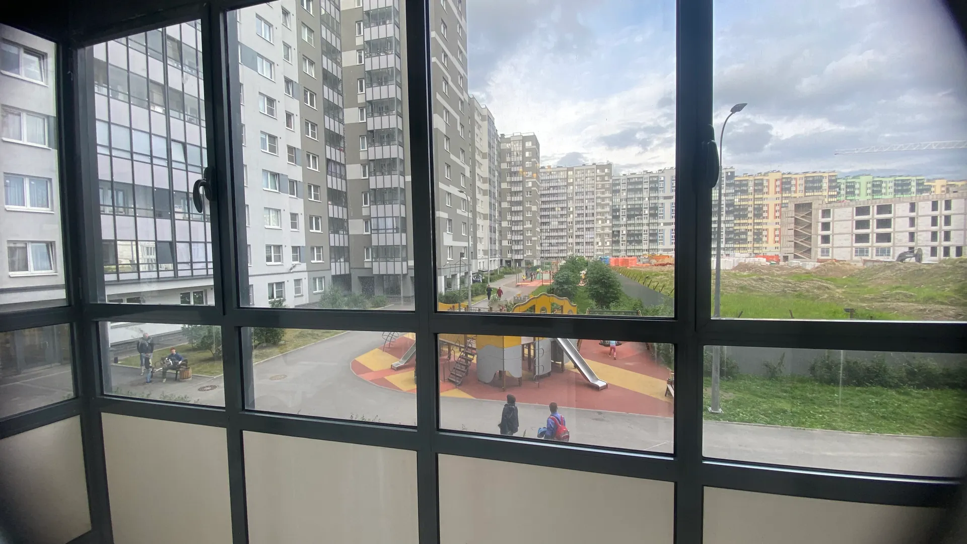 Во дворе пешеходная зона