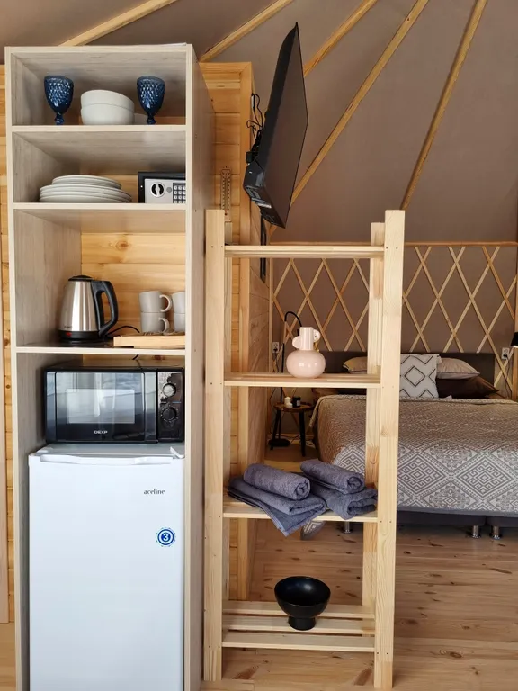 Комфортабельная юрта с панорамным окном, холодильником и микроволновко