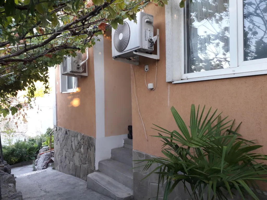 Уютный дом с двориком, с видом на море и горы в Симеизе