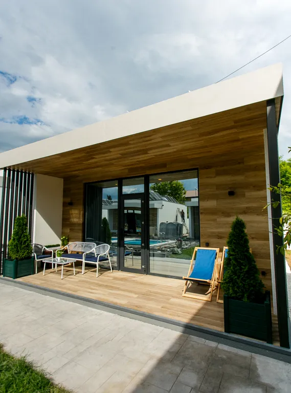 Коттедж с теплым бассейном и банным комплексом, недалеко от моря